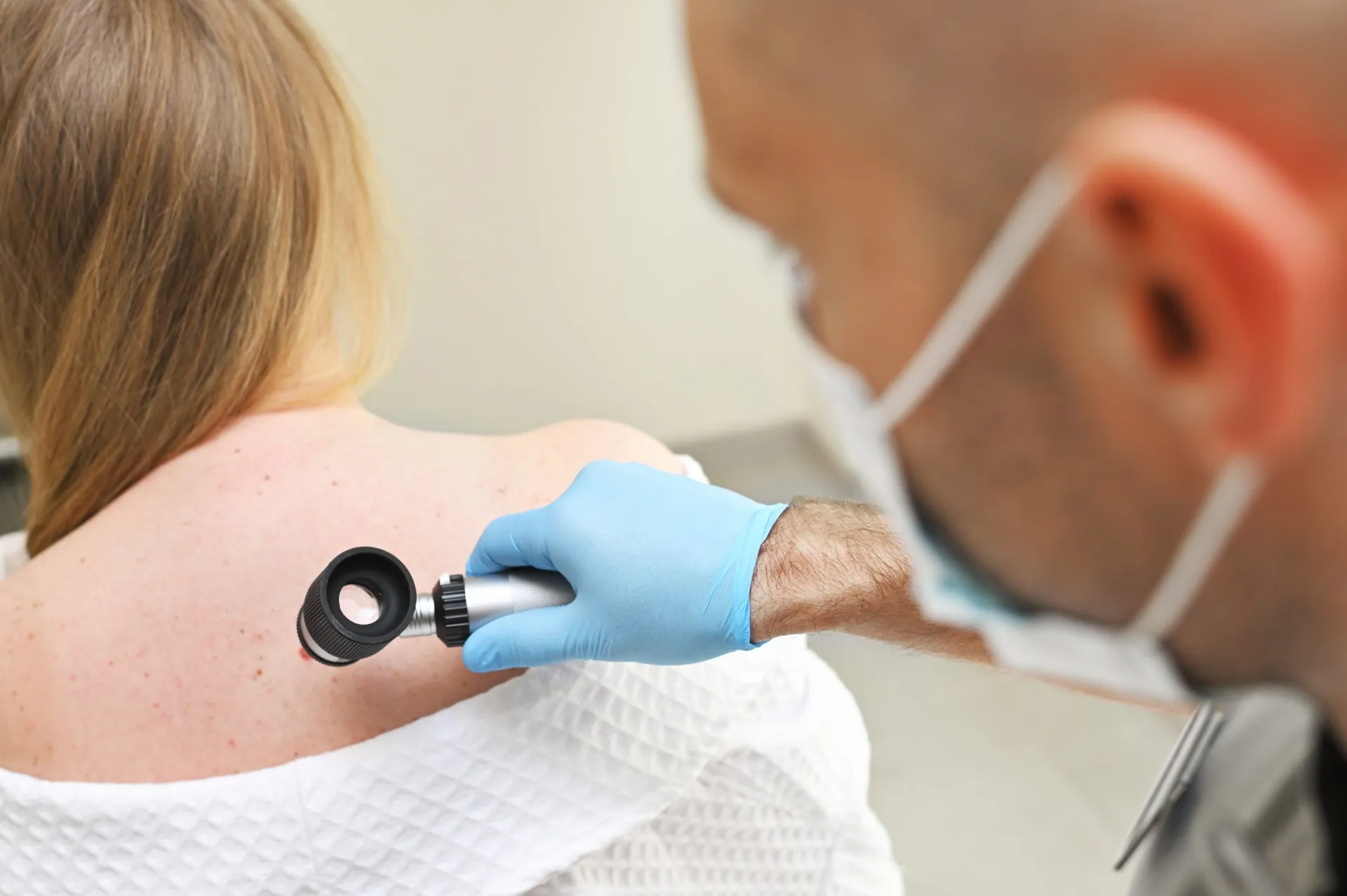 Symbolbild: Untersuchung der Haut mit dem Dermatoskop beim Hautkrebsscreening in Rostock