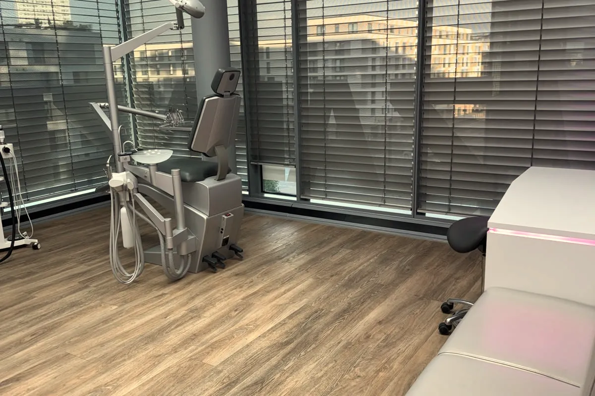 Behandlungsraum mit bodentiefen Fenstern